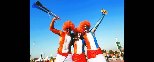 Sudáfrica: fervor al tope | Eddie Keoph, Reuters-puerto Elizabeth, Sudáfrica | Los holandeses, después de perder dos finales con Alemania 1974 y Argentina 1978, confían en que este Mundial premie su talento. Nada más simbólico de este país que los tulipanes, representados por estos alegres aficionados.