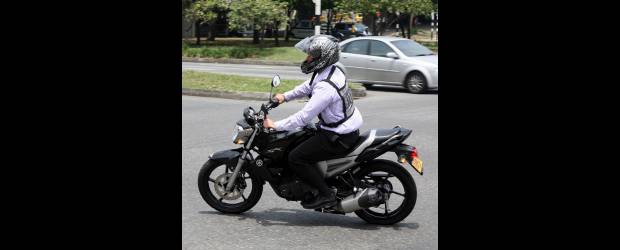 Ministro respalda concepto | | Según expresaban en días recientes voceros de la Secretaría de Transportes y Tránsito de Medellín, un concepto no tiene carácter obligatorio, por eso en la ciudad la exigencia sigue vigente por el momento.