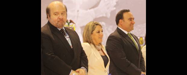 Formalizar la pyme sí es un buen negocio | Juan Fernando Cano | El experto en formalización de microempresas, Hernando De Soto, la presidenta de Propaís, María Lucía Castrillón y el ministro de Comercio, Industria y Turismo, Luis Guillermo Plata, en el Foro Colombiano de la Microempresa.