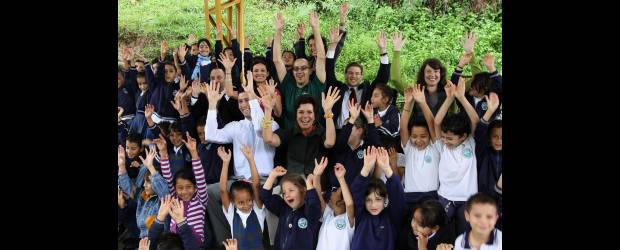 Maureen: un seguro al futuro | Hernán Vanegas | "El programa que se adelanta en la IE Marina Orth, avalado por la Secretaría de Educación, se debe replicar. Para ello necesitamos que los empresarios y la comunidad en general se enteren de lo que aquí se hace y apoyen para poderlo replicar en otras escuelas": Maureen Orth, al centro en la foto.