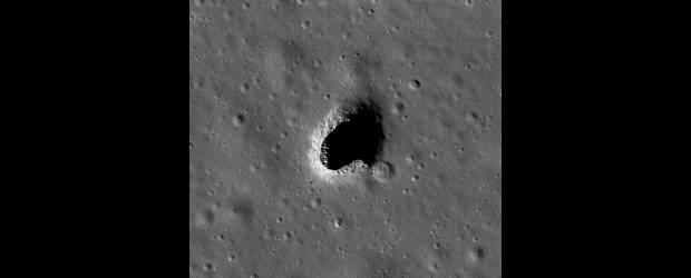 Túneles en la Luna | Cortesía Nasa-goddard-asu | Esta caverna tiene un tamaño tal que casi cabría dos veces la Casa Blanca. Se encuentra en el mar Ingenii. Se considera que algunas cavernas pueden estar taponadas al solidificarse flujos contrarios de lava. La Luna tiene casi la misma edad de la Tierra y habría surgido de un gran choque.