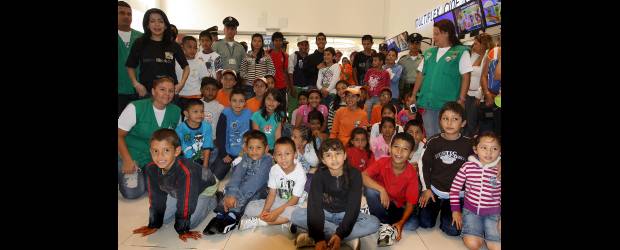 Un día para olvidar la tragedia | Donaldo Zuluaga | Los 160 niños familiares de los mineros de Amagá fueron a cine al Centro Comercial Santafé. Varias entidades se unieron para apoyar esta iniciativa.