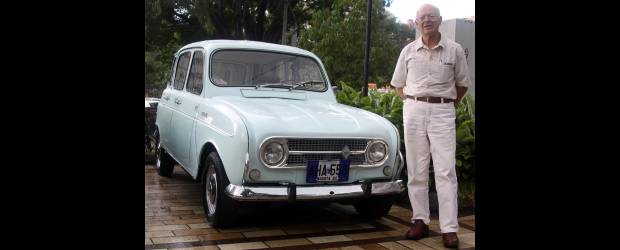 Un Renault que más que cuatro es antiguo | Julio César Herrera | Este Renault 4 desfilará hoy por la ciudad, con su dueño Germán Valero, quien estará acompañado por uno de sus hijos. Es uno de los primeros modelos que se tuvieron en el país y, según cuenta Germán, no conoce muchos con placa antigua. Se la dieron por su originalidad, sus años y muchos detalles.