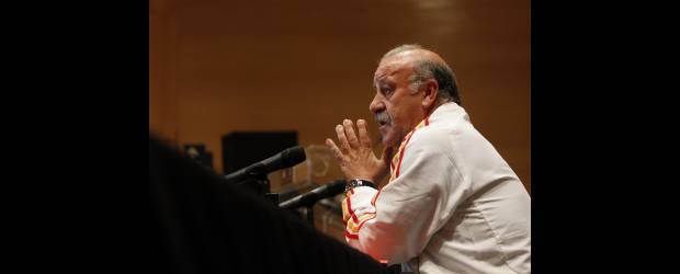 Vicente del Bosque, como un niño | Claudio Cruz, Ap, Ciudad De México | Vicente del Bosque, quien en diciembre próximo cumplirá 60 años, mantiene intacta su humildad después de conseguir el título del Mundial de Sudáfrica-2010. Es el mismo hombre sencillo que ganó dos torneos españoles, una Intercontinental y dos Ligas de Campeones con el Real Madrid.