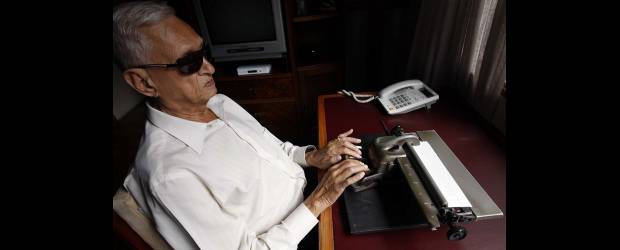 El escritor ciego de los 14 ojos | Jaime Pérez | En esta máquina ha escrito siete libros y prepara otro. Lo que alcancé a mirar, que se enmarca en la novela picaresca, fue editado por Editorial Grafoprint y Gobernación de Antioquia. Sus obras se pueden adquirir en la Librería Científica.