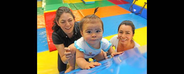 Gimnasia lúdica y mental para bebés | Juan Fernando Cano | Compartir con los padres la estimulación temprana es esencial para los pequeños, pues con este tipo de actividades se afianza el vínculo familiar y se desarrollan diferentes destrezas.