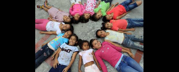 En Medellín viven ahora los ángeles | Robinson Sáenz | Las cicatrices de experiencias amargas se van cerrando en este hogar donde las niñas se reconocen a sí mismas y crean las fortalezas que aplicarán más adelante en su vida. Aquí hay tiempo para la formación, la educación y la diversión.