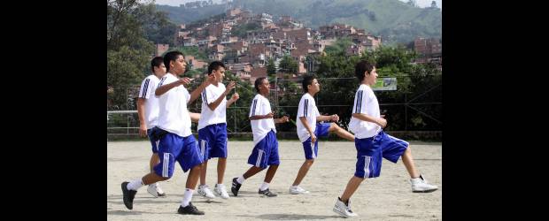 A los niños del barrio Antonio Nariño les salió todo el Sol | Hernán Vanegas | El miércoles, de tarde e incluso de noche, fue día de mar para los 19 chicos de la comuna 13, en Norwalk, Connectituc. Ayer, un recorrido por la ciudad y entrenamiento. Hoy será de competencia plena para el equipo del barrio Antonio Nariño, incluído el niño Diego León, quien inicialmente no aparecía en la nómina.