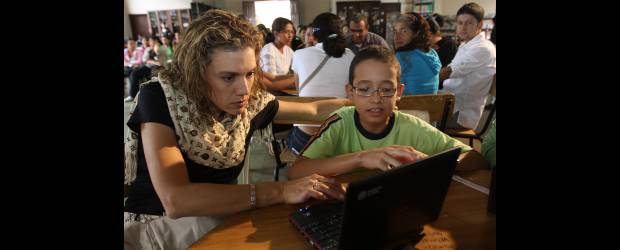 Barbosa Global encanta a Microsoft | Hernán Vanegas | La gerente de Microsoft para América Latina, María Paula Duque, compartió ayer con beneficiarios del proyecto Barbosa Global, que subsidió a 1.000 familias igual número de computadores. Aquí Mateo Castañeda recibe indicaciones sobre una de las muchas utilidades que tiene un computador conectado a internet.