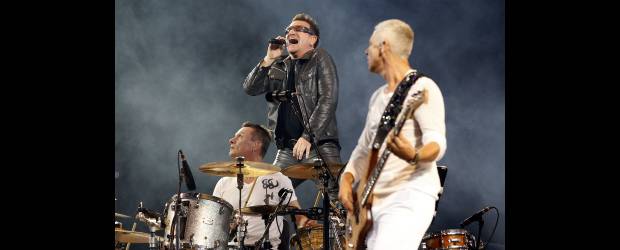 U2 gira a 360 grados | Reuters | La banda irlandesa lleva más de 30 años sobre los escenarios y continúa realizando los shows más multitudinarios y tecnológicamente avanzados en sus giras mundiales.