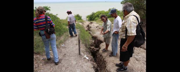 Nadie quiere salvar el volcán de lodo | Manuel Saldarriaga, Enviado Especial Arboletes | Con el paso de los días, esta ranura se ha ido creciendo y ahora es todo un canal por el que el lodo del volcán baja todo el tiempo hacia las aguas del mar, que están a unos 30 metros del cráter. Juan Ramiro Molina vive atento al problema y lucha para que lo oigan.
