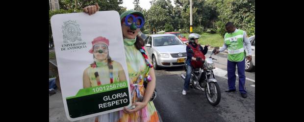 Hay novedades para ingresar a la U. de A. | Hernán Vanegas | La TIP de la U. de A. la están expidiendo en la Facultad de Medicina. Ayer, como en el final de la semana pasada, las filas de interesados en tener el nuevo documento eran extensas. En la promoción del uso del carné ayudaron personajes con vestimentas y nombres llamativos.