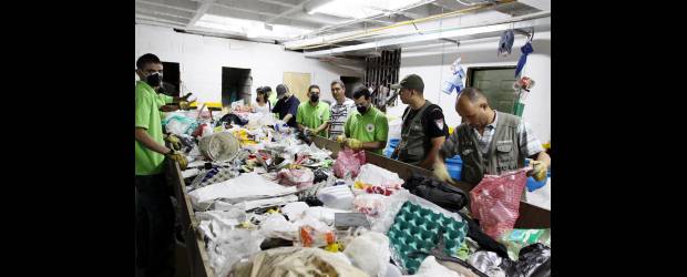Reciclaje transforma a La Milagrosa | Julio César Herrera | El 25 de septiembre, con una jornada en el parque de La Milagrosa, se hará la presentación oficial de Cornambiente. En la bodega separan el reciclaje.