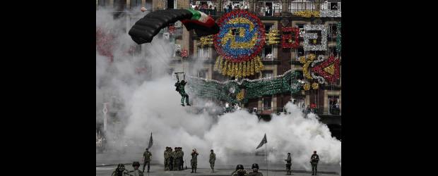México tiró la casa por la ventana | Reuters - Ciudad De México, México | Decenas de paracaidistas participaron en la celebración del Bicentenario.