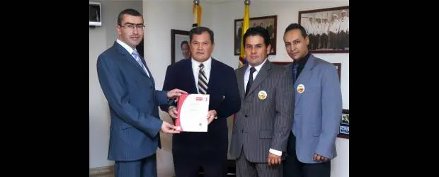 Espumas Medellín certificó su calidad | Fotos: Cortesía, Jaimar | De izquierda a derecha: Rubén Darío Moreno, gerente comercial de Bureau Veritas Colombia; Justo Pastor Guarín Gómez, presidente Grupo Espumados; Christian Guarín Niño, gerente general Espumas Medellín S.A. y Juan Carlos Moreno, consultor y director de calidad en la entrega de la certificación.