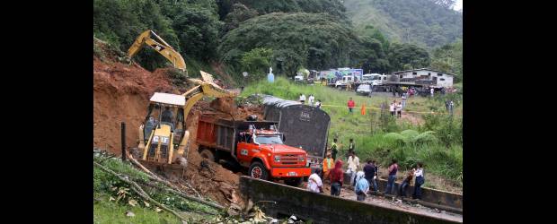 Derrumbe cerró diez horas la vía Medellín-Bogotá | Julio César Herrera, Enviado Especial Cocorná | Una tractomula pasaba por el sitio cuando cayó el derrumbe, en límites entre Cocorná y San Luis. Por fortuna el conductor salió ileso.