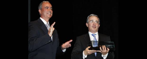 Homenaje a expresidente Uribe | Jaime Pérez | Rafael Arango Fonnegra, a la izquierda, entregó una escultura al expresidente Álvaro Uribe Vélez por el respaldo a los empresarios durante su mandato.
