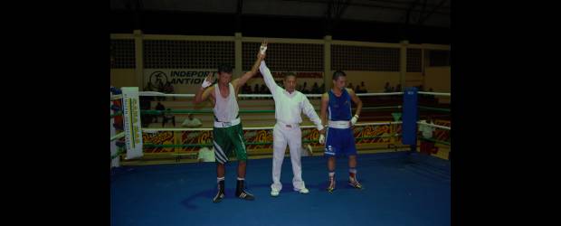 Antioquia acelera en boxeo de mayores | Cortesía F.A., San Pedro de Urabá | El antioqueño Déimer Galeano celebra su triunfo ante José Penagos.