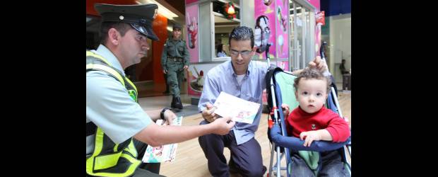 Seguro, regale sonrisas a los más pequeños | Julio César Herrera | Los policías comunitarios hacen parte de la campaña que busca incentivar a vivir una navidad segura y a solidarizarse con los más pequeños.