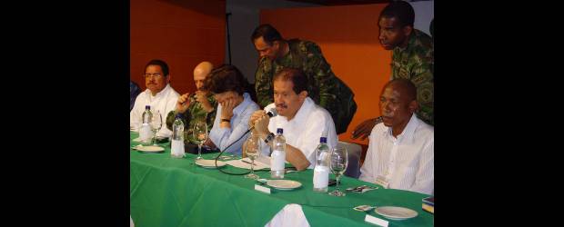 Urabá pide vivienda, vías y apoyo agrario | Juan Carlos Monroy | El vicepresidente Angelino Garzón encabezó una delegación del Gobierno que se reunió en Apartadó con líderes de Urabá.