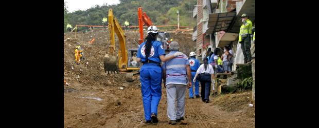 Más máquinas y un rescate | Esteban Vanegas | Paradójicamente, ayer que se reforzaron las labores de rescate con la llegada de más maquinaria, fue el día que menos cadáveres se han recuperado, hasta muy entrada la tarde solo iba uno, el de Yanira Cárdenas, hija de José, quien es asistido por una socorrista de la Cruz Roja.