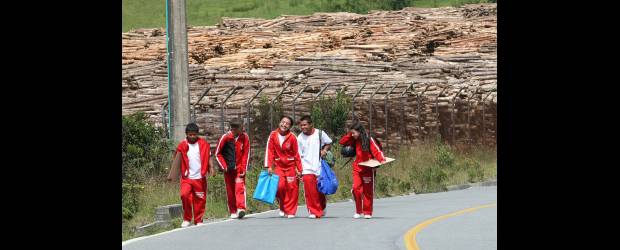 El día en el colegio y la tarde en la U. | Archivo | Desde el primero de diciembre está abierta la convocatoria para el Fondo de Fomento a la Educación Superior (FEM) 2011. Los términos de la convocatoria y formularios de inscripción están en www.mineducacion.gov.co, link Convocatoria y Concursos. Correo: fondodfem@mineducacion.gov.co