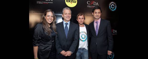 Cortázar propuso la cita social más chic | Cortesía Exito-cámara Lúcida | Daniela León, gerente corporativa del negocio textil y hogar del Grupo Éxito; Carlos Mario Giraldo, presidente operativo de retail del Grupo Éxito; el diseñador Esteban Cortázar y Martín Nova, director de mercadeo del Grupo Éxito.