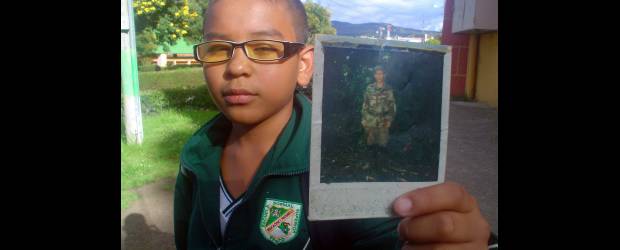 Johan anhela un abrazo de su 'papito' hace 13 años | Archivo | Johan Steven Martínez, hijo del sargento del Ejército Libio José Martínez, pidió a las Farc que incluyeran a su padre en las próximas liberaciones. El niño de 12 años afirma que no se cansará de luchar hasta que no tenga a su papito con él. La familia de Libio José Martínez esperan otras pruebas de supervivencia.