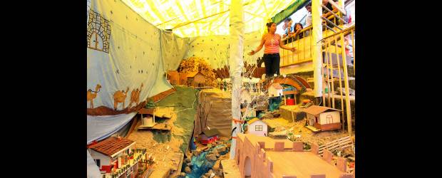 Pesebres unen a los barrios | Robinson Sáenz | En el barrio San Martín, de Castilla, los habitantes se agruparon por primera vez para elaborar el pesebre con la intención de integrar a toda la comunidad para que así puedan ser derribadas las barreras de la violencia durante esta Navidad. El altar mide aproximadamente dos metros de ancho por ocho de largo.