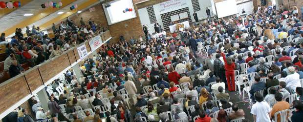 Un día en la vida de una campaña | Archivo | Los encuentros masivos con la ciudadanía son los que más aprovechan los candidatos en la campaña y son, para sus estrategas, la mejor oportunidad de mostrar el plan e gobierno, al tiempo de que conocer cara a cara a los electores.