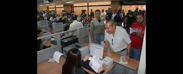 Se vienen 115.000 embargos a deudores del Departamento | Donaldo Zuluaga | Aunque se les dio muchas gabelas y muchos plazos, los morosos del pago de impuestos de vehículos y motos al Departamento no se acercaron a pagar. Así perjudicaron la atención a los damnificados por el invierno, que en Antioquia son 140 mil personas. Ahora deberán pagar por las vías jurídicas.