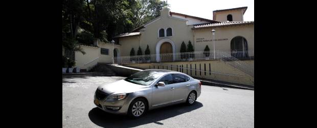 Kia Cadenza, lujo fiero | | El Cadenza tiene sistema de suspensiones independientes, silenciosas en la mayoría de los trayectos. El sistema de frenos con disco en las cuatro ruedas, cuenta además con todas las ayudas posibles de ABS, EBD, CBC y BAS.