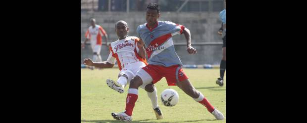 Castrillón se queda con el DIM | Róbinson Saénz | Jaime Castrillón, en esta jugada frente a Néider Morantes, está empeñado en ser otra vez un jugador importante en Independiente Medellín