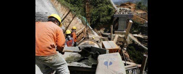 Hatillo-Barbosa, a media marcha | Róbinson Sáenz | Esta es una de las obras de ingeniería más importante que se desarrolla en el tramo Hatillo-Barbosa y corresponde al puente en voladizo que se construye en el kilómetro 5+200, debido al abismo tan profundo que debe cruzar y que por costos no se levantó sobre vigas.