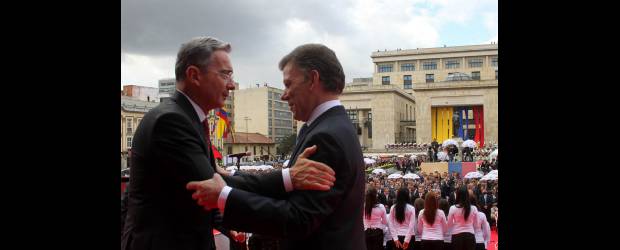 Las bandas y el invierno, los dos retos de Santos | Archivo | Juan Manuel Santos fue ministro de Álvaro Uribe y como tal, muchos vieron en él a quien garantizaría la continuidad de su mandato. En sus seis meses de Gobierno ha impuesto su estilo y aunque hay distancias, insiste en el respeto.