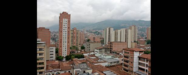 La Candelaria, casas nuevas y antiguas | | Barrios tradicionales como Boston, Prado Centro, Villanueva y Bomboná conforman el sector de La Candelaria, la cual hace parte a la comuna 10. Ahora se encuentran diversos desarrollos inmobiliarios en esta zona de la ciudad.