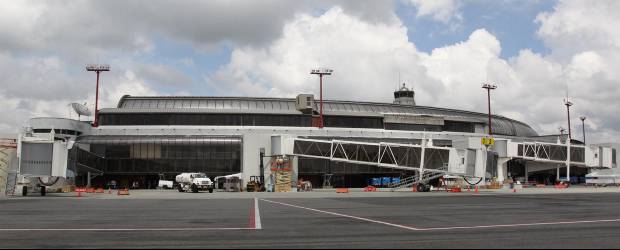 No se paralizan las obras en los 6 aeropuertos | Julio César Herrera | En el aeropuerto José María Cordova de Rionegro, en la foto, el operador aeroportuario Airplan ha ejecutado inversiones por 91.186 millones de pesos en dos primeros años de la concesión.