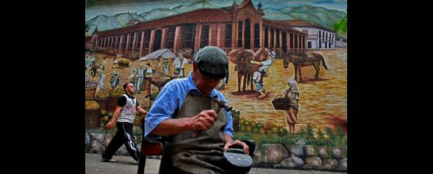 Al zapatero de San Juan no se le gastan sus zapatos | Henry Agudelo | Lisandro Yepes, zapatero en San Juan con Carabobo, cree que el Medellín de mediados del siglo XX era mejor que el de hoy, porque se veía más la plata. Las transformaciones arquitectónicas no le sorprenden ni atraen.