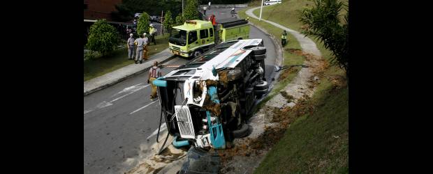 Tristeza causó la muerte de un niño en accidente de bus escolar | Esteban Vanegas | El conductor perdió el control del bus en la Loma de Los González y metros antes de llegar a la Transversal Superior, lo chocó contra un barranco.
