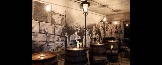 En este bar revive la prohibición | Edwin Bustamante | Pedro Pimienta ofrece un espacio conceptualizado que recrea la época de la prohibición de los años 20 a través de luces, barriles de cerveza y mensajes alusivos a esta problemática. Personajes con aire misterioso dibujados en los muros también hacen parte de esta atmósfera única.