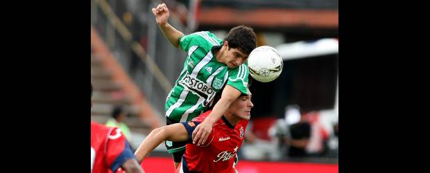 Inteligencia táctica, secreto verde | Juan Antonio Sánchez | El zaguero Stefan Medina le gana en el salto al gigante Bruno Fistori, delantero que le dio un poco de más presencia al Independiente Medellín en ataque.