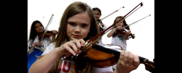 Niños y rock sinfónico... suenan elegantes | Donaldo Zuluaga | La Orquesta de rock sinfónico la conforman niños entre los 7 y los 11 años. La base de la banda son los nueve violines, que están acompañados por un chelo, una guitarra electroacústica y una batería. Una de las presentaciones fue en Oviedo es música, el pasado fin de semana. Informes: 268 33 82.