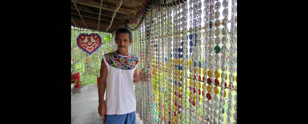 Este Niño Dios vela por la Tierra | Lilliana Vélez de Restrepo | Aves, barcos y peces son los motivos que prefiere Niño Dios para la decoración en las cortinas que hace con tapas plásticas y metálicas de colores. Los pasillos de la casa son de botellas enterradas.