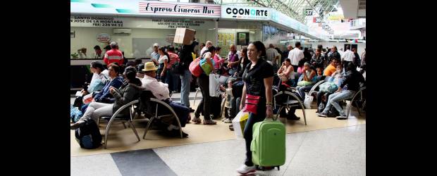 Equipaje de viaje incluye paraguas | Jaime Pérez | De la Terminal del Norte salen alrededor del 70 por ciento de los pasajeros que abandonan la ciudad por vía terrestre hacia todos los destinos nacionales y hacia los municipios del departamento.