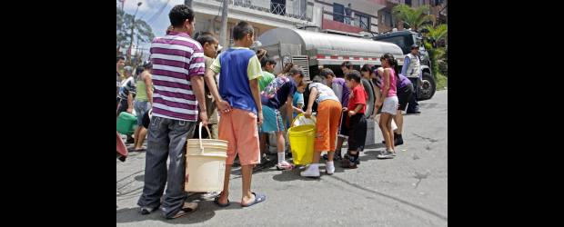 La comuna 8 lleva tres días sin agua | Pablo Montoya | Los carrotanques que suministran agua no logran abastecer a las aproximadamente 4.500 familias que están sin servicio de agua desde el viernes, por daños en la planta ocasionados por los deslizamientos que taponaron la vía e impidieron el ingreso de operarios y equipos de EPM.