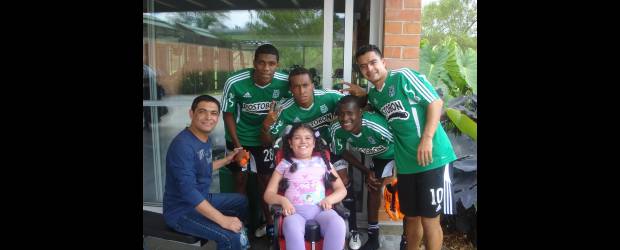 Corazón verde brinda sonrisas e ilusiones | Cortesía Atlético Nacional | María Fernanda Díaz y su papá comparten con Orlando Berrío, Víctor Giraldo, Víctor Ibarbo y Stalin Motta, en su visita a la sede de Guarne. La trajeron desde Bogotá. La foto se publica con la autorización de sus padres.