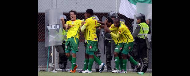 Ola de vandalismo llegó hasta Primavera | Pablo Andrés Montoya Gómez | El momento de la celebración del gol de Emanuel Molina, del Real Cartagena. El jugador festejó ante los hinchas verdolagas que respondieron lanzándole objetos.