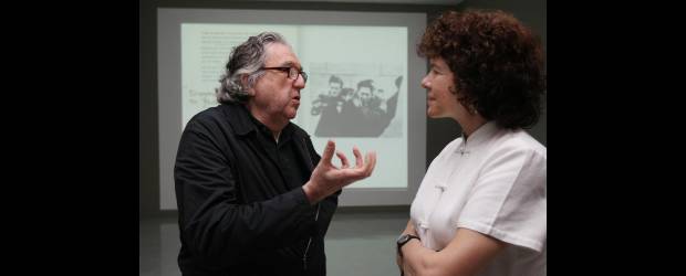 La mirada de Muntadas | Juan Antonio Sánchez | Antoni Muntadas es un artista contemporáneo que reflexiona sobre los fenómenos sociales y antropológicos. Los investiga, los entiende, los vuelve arte. Con él, Ana Piedad Jaramillo se estrena en la dirección del Museo de Antioquia.