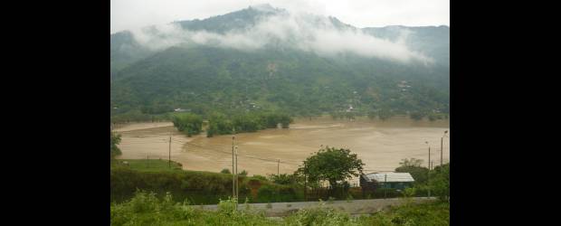 En Hatillo al río lo sacan de madre | Cortesía | La creciente del río Medellín la semana pasada inundó 70 hectáreas de esta vega afectando varios predios. Según sus propietarios, esto se debe a un mal manejo del río con la construcción de unos muros de protección por parte de algunas empresas, situación que está hace cuatro años en manos de la justicia.