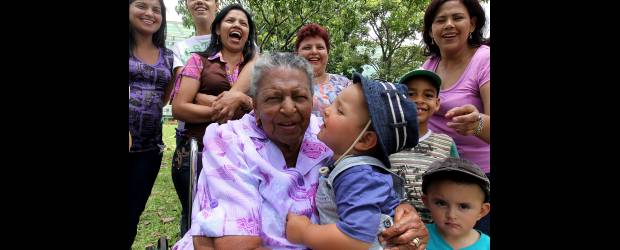 Día de la Madre al natural | Donaldo Zuluaga | Como muchas otras celebraciones, la familia Blandón Tafur decidió que el lugar apropiado sería el Jardín Botánico. En la foto doña Tránsito Arelis.